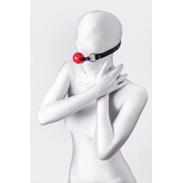 Красный кляп-шар на черных ремешках
