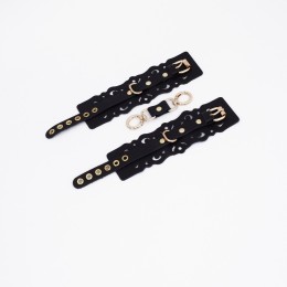 Черные кожаные наручники с узорами и золотистой фурнитурой