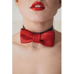 Эффектный красный ошейник-бабочка на черных ремнях
