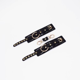 Черные кожаные наручники с золотистой фурнитурой