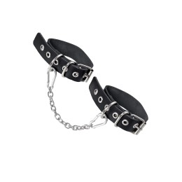 Черные оковы из одного ремешка с люверсами