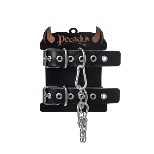 Черные оковы из одного ремешка с люверсами