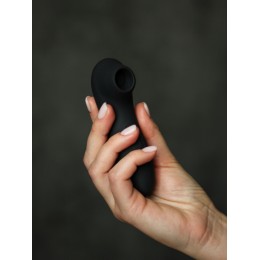 Черный вакуумный стимулятор клитора Curvy