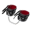 Черные кожаные оковы с двумя ремнями и красной подкладкой