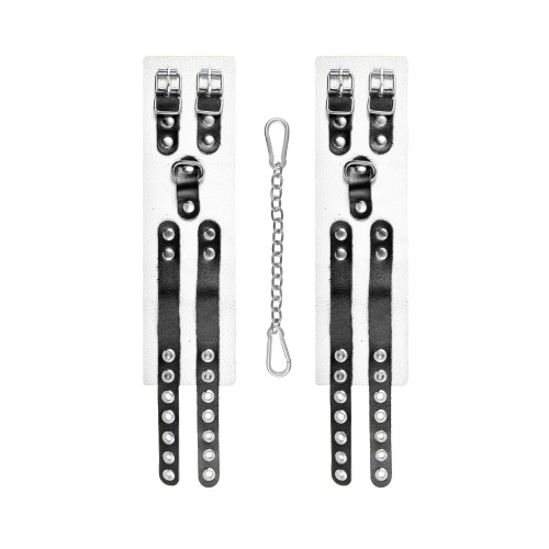 Бело-черные оковы с двумя ремешками и люверсами