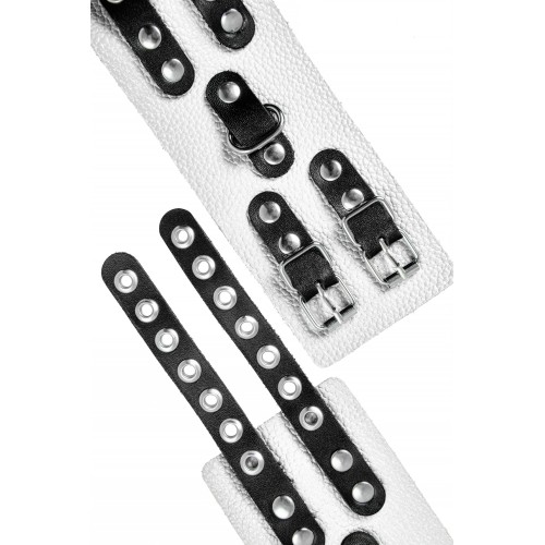 Бело-черные наручники с двумя ремешками и люверсами