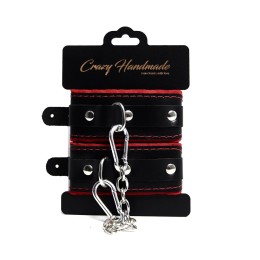 Черные наручники с красной подкладкой, строчками и скругленными ремешками