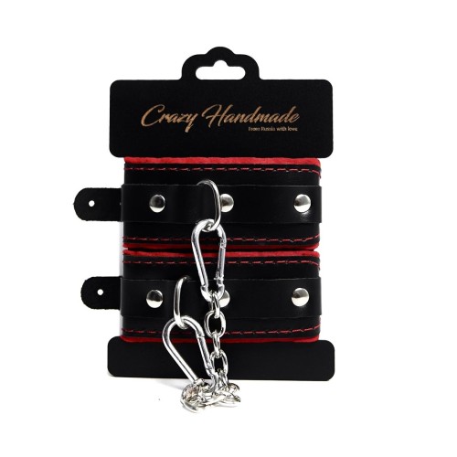 Черные наручники с красной подкладкой, строчками и скругленными ремешками