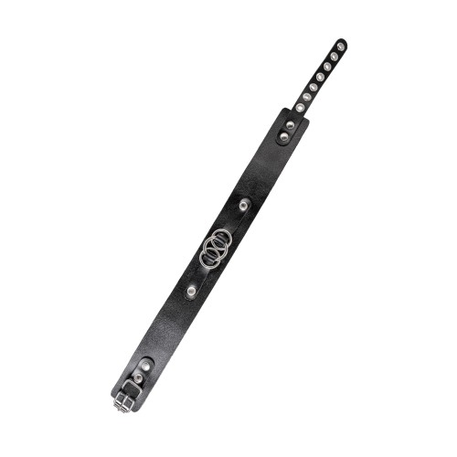 Черный чокер-ошейник со связанными кольцами на подложке