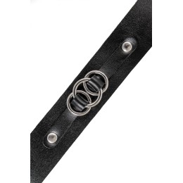 Черный чокер-ошейник со связанными кольцами на подложке