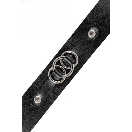 Черный чокер-ошейник со связанными кольцами на подложке