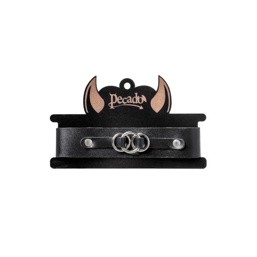 Черный чокер-ошейник со связанными кольцами на подложке