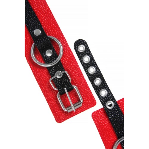 Красно-черные мягкие наручники с одним ремешком с люверсами