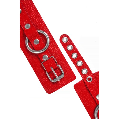 Красные мягкие кожаные наручники с люверсами
