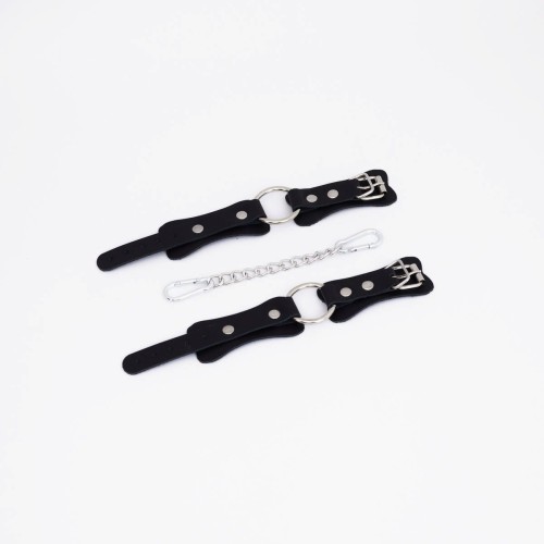 Черные кожаные наручники с кольцом