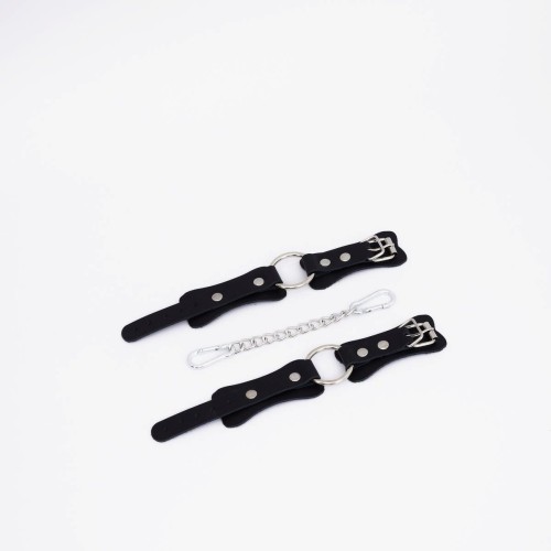 Черные кожаные наручники с кольцом