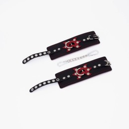 Черные кожаные наручники с красным декором и строчкой