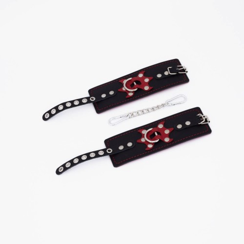Черные кожаные наручники с красным декором и строчкой