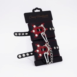 Черные кожаные оковы с красным декором и строчкой
