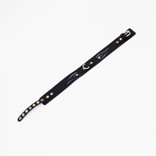 Черный кожаный ошейник с золотистой фурнитурой