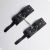 Черные кожаные наручники с красной строчкой