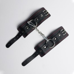 Черные кожаные наручники с красной строчкой