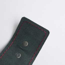 Черные кожаные наручники с красной строчкой