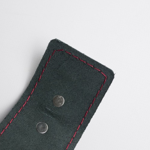 Черные кожаные наручники с красной строчкой