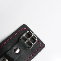 Черные кожаные наручники с красной строчкой