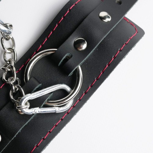 Черные кожаные наручники с красной строчкой