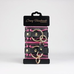 Черные кожаные наручники с розовой строчкой