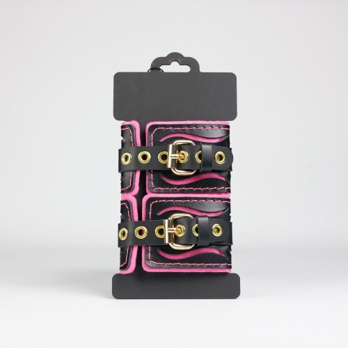 Черные кожаные наручники с розовой строчкой
