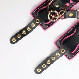 Черные кожаные наручники с розовой строчкой