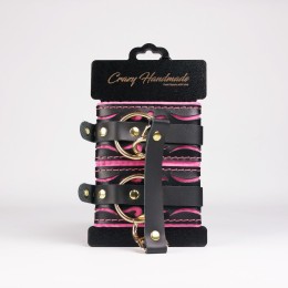 Черные кожаные оковы с розовой строчкой