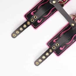 Черные кожаные оковы с розовой строчкой