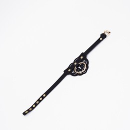 Черный чокер с клепками и золотистой фурнитурой