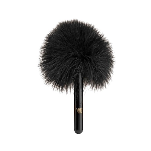 Черная перьевая кисточка с гладкой ручкой Caressing Feather