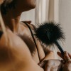 Черная перьевая кисточка с гладкой ручкой Caressing Feather
