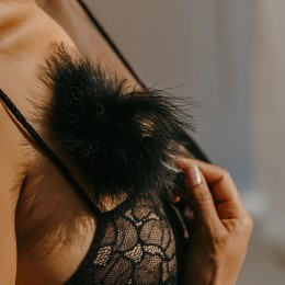 Черная перьевая кисточка с гладкой ручкой Caressing Feather