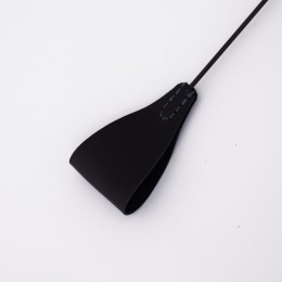 Стек с широким черным кожаным наконечником и металлической ручкой - 67 см.