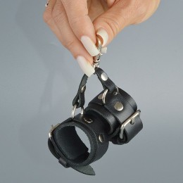 Черный кожаный брелок в виде наручников