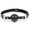 Черный кляп-шарик на регулируемом ремешке с кольцами